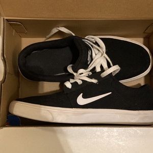 EUC Black Canvas NIKE Clutch SKATE SHOE Mens Sz 8 US/ 7 UK / 41 EU